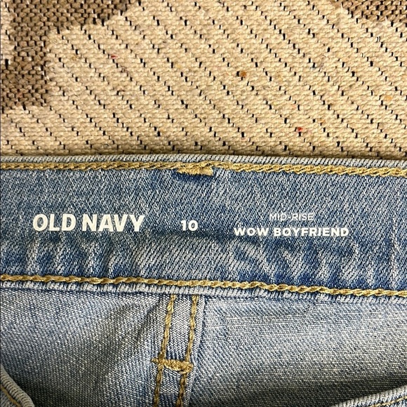 Old Navy Mid-Rise Wow Boyfriend Jeans - Picture 10 of 14